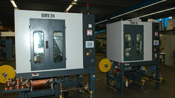 Noise protection hood on braiding machines