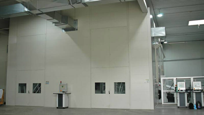 Room-high sound insulation partition with aeration and ventilation