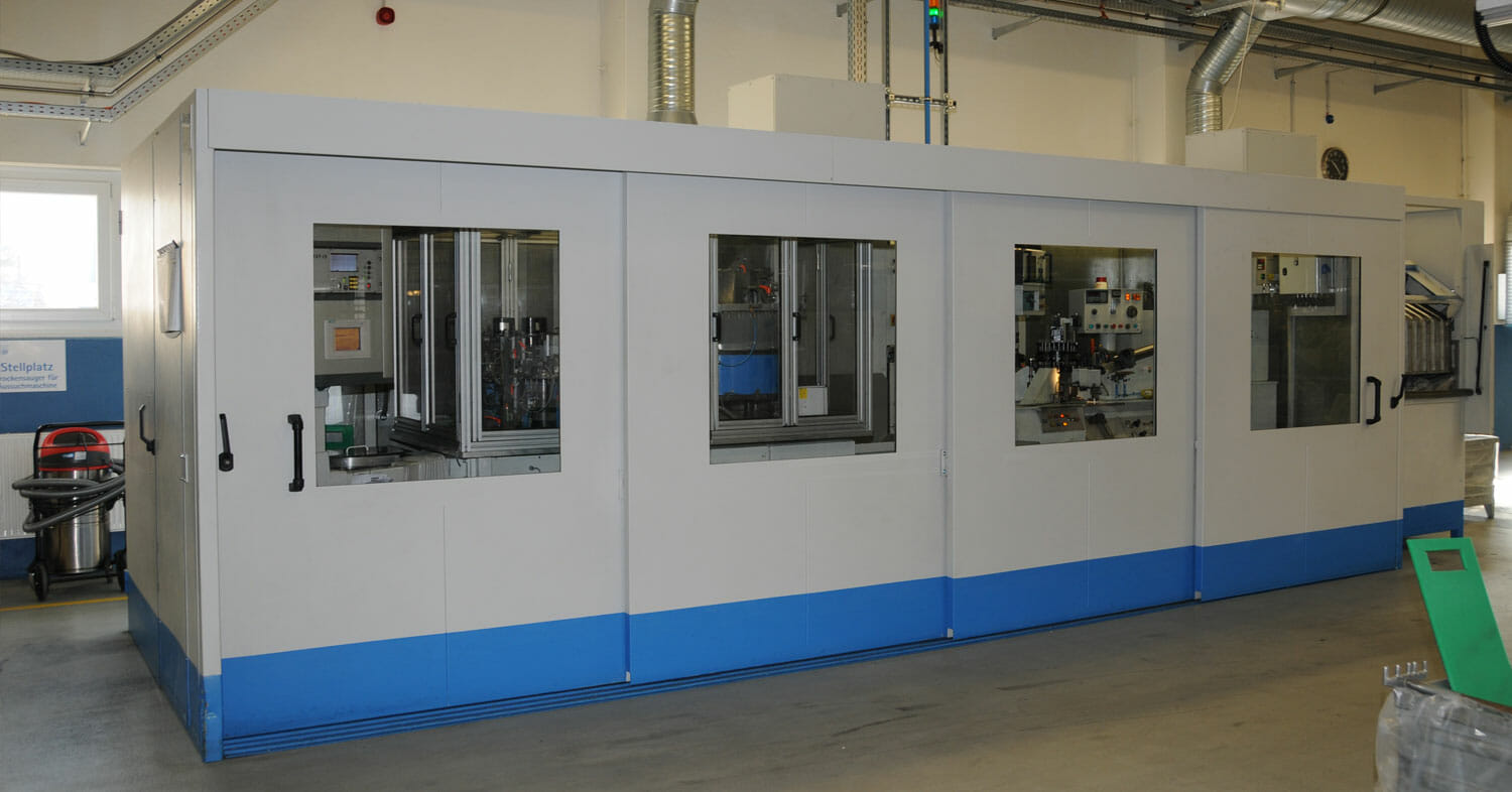 F10 Sound insulation on a machine tool with sliding doors