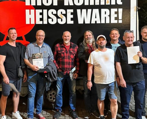 Nový "grilovací tým" z pobočky LK ve Weißandt-Gölzau po čtyřhodinové kulinářské exkurzi a jídle ve Weber Grill Academy Leipzig.