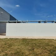 Společnost LK Metallwaren postavila pro zákazníka ve střední Francii protihlukovou stěnu, která chrání sousední obytné oblasti před hlukem z chladicího zařízení.