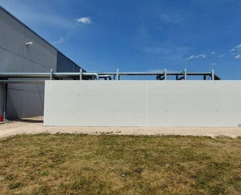 Společnost LK Metallwaren postavila pro zákazníka ve střední Francii protihlukovou stěnu, která chrání sousední obytné oblasti před hlukem z chladicího zařízení.