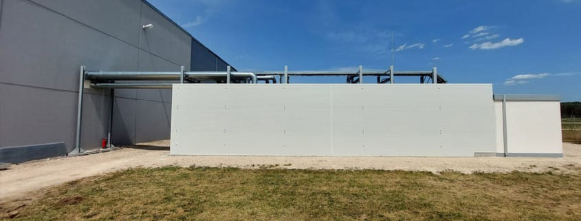 Für einen Kunden aus dem Mittelfränkischen hat LK Metallwaren eine Lärmschutzwand aufgebaut, um die naheliegenden Wohngebiete vor den Schallemissionen einer Kälteanlage zu schützen