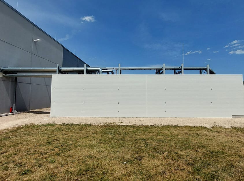 LK Metallwaren built a noise barrier for a customer in central Franconia to protect the neighbouring residential areas from the noise emissions of a refrigeration system