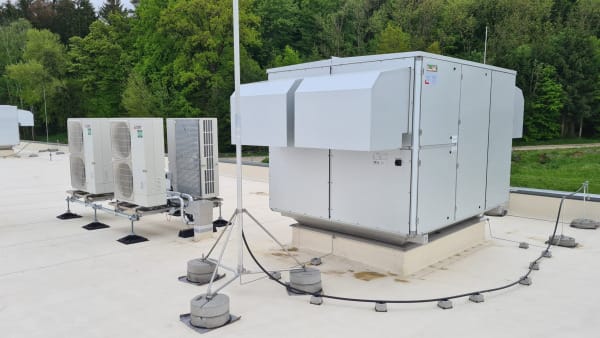Beispiel für elektrische Industrieheizung: Wärmepumpen neben einer Lüftungsanlage mit Wärmerückgewinnung auf einem Hallendach.