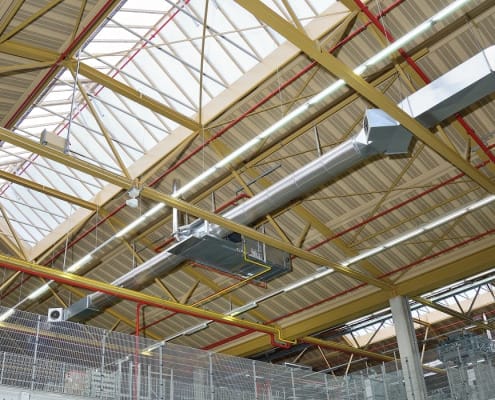 Industrieheizung und Lüftung: Die Industriehallen-Heizung liefert Wärme über die Lüftung an der Decke.