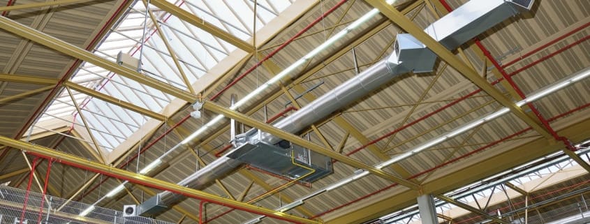 Industrieheizung und Lüftung: Die Industriehallen-Heizung liefert Wärme über die Lüftung an der Decke.