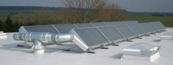 Solarluftkollektoren auf einem Hallen-Dach unterstützen den Hallen-Heizer durch vorgewärmte Luft.