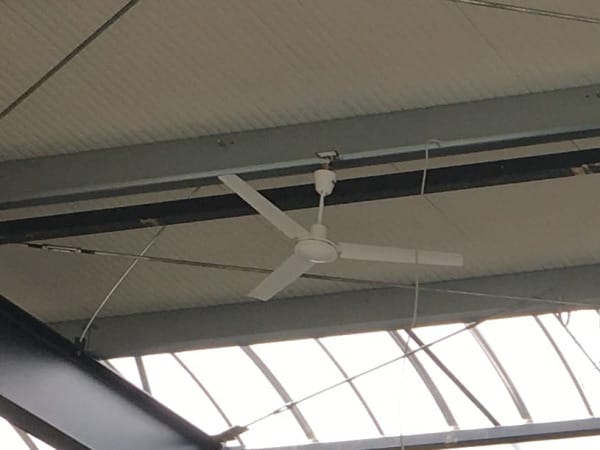 Bei der Wärmerückgewinnung in der Industrie oft unterschätzt: Decken-Ventilatoren befördern warme Luft, die sich unter der Decke staut, wieder nach unten.